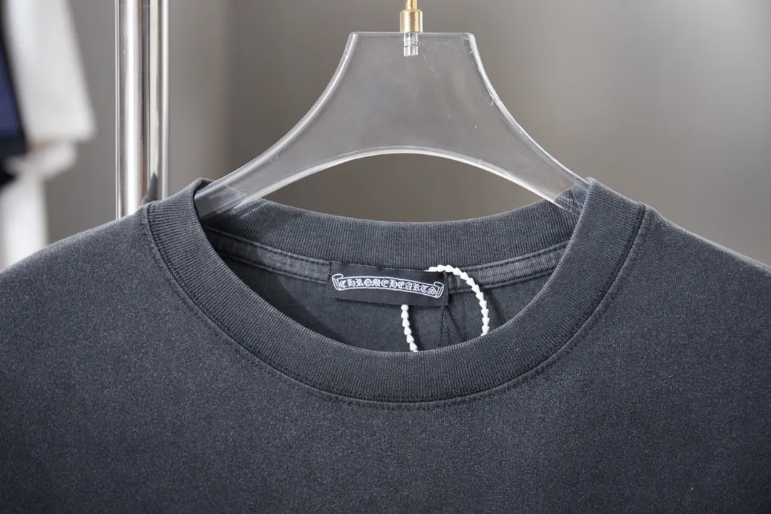 P190 Chrome Hearte 25SS early spring new style, denim Chrome Hearte short sleeves, light luxury, a must-have item for daily commuting for men and women, correct version, welcome to compare, detailed features · 280g 100% pure cotton double yarn jersey fabric · Special thickened 32 pieces of double-strand 1X1 thread in the same cylinder custom dyeing · Flocked letter printing ➕ Denim cutting Chrome Heart cross ➕ Cross hardware . Ready-to-wear dyeing Then do the faded fried snowflake process, then wash it to make it look old. Common washing improves the effect · Double-needle stitching across seams · Original main mark, washed tag, branded moisture-proof paper packaging Color: black/lotus root powder/purple/grey Size: S/M/L/XL